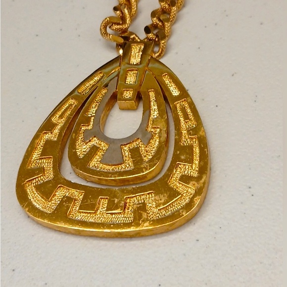 Vintage Large Gold Tone Big Pendant Monet Necklace - Picture 3 of 7